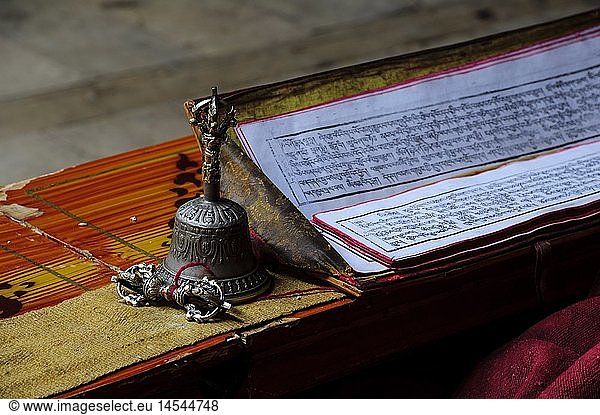 Geografie  China  Tibet  Tsurphu  Kloster  Glocke und religiÃ¶se Schrift