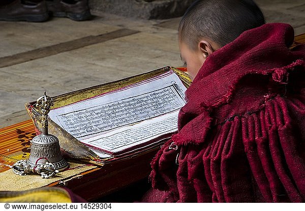 Geografie  China  Tibet  Tsurphu  Kloster  junger MÃ¶nch beim Studium religiÃ¶ser Schriften