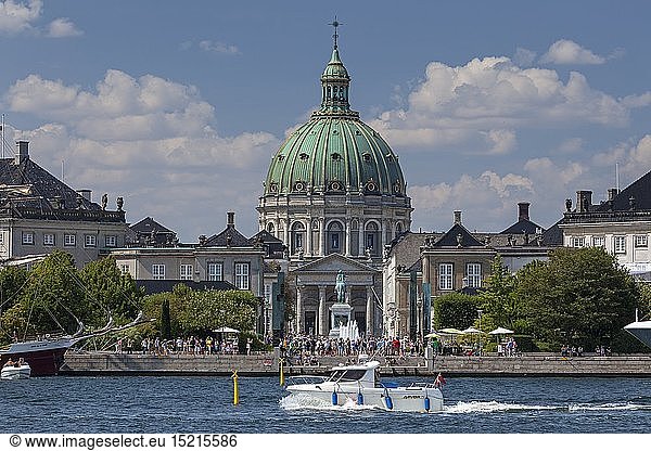 Geografie  DÃ¤nemark  Kopenhagen  Blick Ã¼ber Amaliehaven auf Schloss Amalienborg im Hintergrund die Frederikskirche und Reiterstandbild auf dem Schlossplatz  Kopenhagen