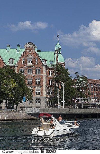 Geografie  DÃ¤nemark  Kopenhagen  Motorboot im Hafen in der Altstadt  Kopenhagen  DÃ¤nemark  Nordeuropa