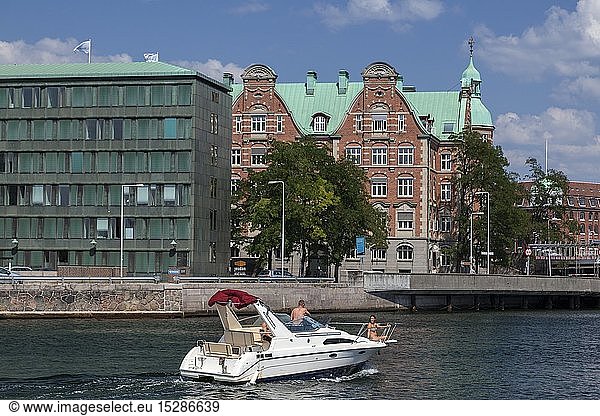 Geografie  DÃ¤nemark  Kopenhagen  Motorboot im Hafen in der Altstadt  Kopenhagen  DÃ¤nemark  Nordeuropa