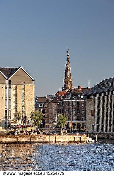 Geografie  DÃ¤nemark  Kopenhagen  Turm der ErlÃ¶serkirche Ã¼berragt den Hafen  Kopenhagen