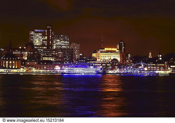 Geografie  Europa  Deutschland  Hamburg  St. Pauli  Blick Ã¼ber die Elbe auf St. Pauli LandungsbrÃ¼cken und Skyline bei Nacht