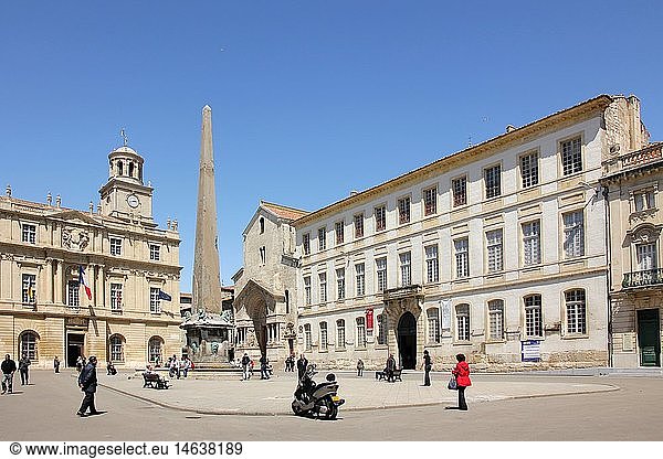 Geografie  Frankreich  Arles  Place de la Republique mit Rathaus  Obelisk und Kirche St. Trophime