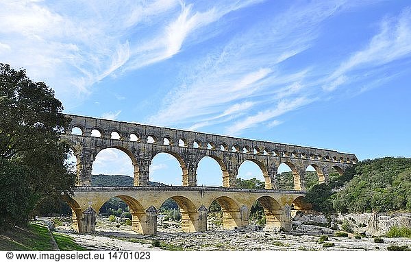 Geografie  Frankreich  Languedoc-Roussillon  Pont du Gard  Teil einer fast 50 km langen Wasserleitung  mit der Wasser von den Quellen nahe Uzes zur rÃ¶mischen Stadt Nimes  49 m hoch mit drei Etagen
