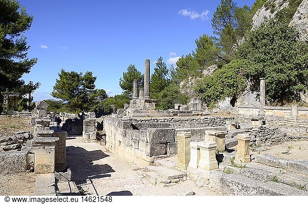Geografie  Frankreich  Provence  Glanum  rÃ¶mische Stadt im SÃ¼den von Saint-RÃ©my-de-Provence  rÃ¶misches Forum mit Resten verschiedener Tempel