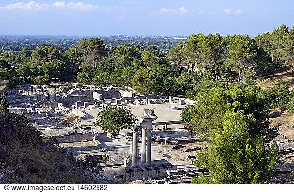 Geografie  Frankreich  Provence  Glanum  rÃ¶mische Stadt im SÃ¼den von Saint-RÃ©my-de-Provence  rÃ¶misches Forum mit Resten verschiedener Tempel  korinthische SÃ¤ulen