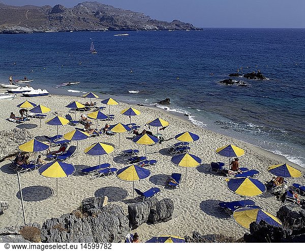 Geografie  Griechenland  Insel Kreta  Damnoni  StrÃ¤nde  Strand von Damnoni mit Sonnenschirmen  Berge i.Hgr.
