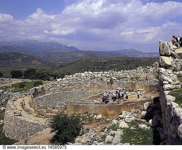 Geografie  Griechenland  Mykene  Ausgrabungen  KÃ¶nigsgrÃ¤ber  Touristengruppe bei Besichtigung