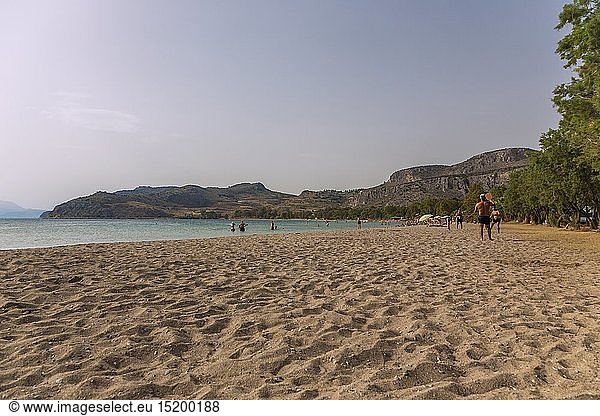 Geografie  Griechenland  Peloponnes  Argolis  Nafplio  Karathona Beach  im Hintergrund Burg Palamidi