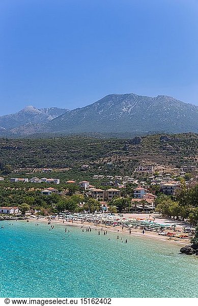 Geografie  Griechenland  Peloponnes  Mani  Stoupa  Kalogria-Strand  Blick auf Taigeto-Gebirge mit Prophitis Ilias