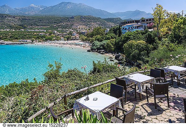 Geografie  Griechenland  Peloponnes  Mani  Stoupa  Kalogria-Strand  Blick auf Taigeto-Gebirge mit Prophitis Ilias  Restaurant Panorama