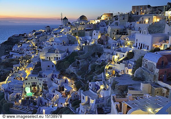 Geografie  Griechenland  WindmÃ¼hle und Altstadtfassaden von Oia im letzten Tageslicht  Santorin  Kykladen  Griechische Inseln