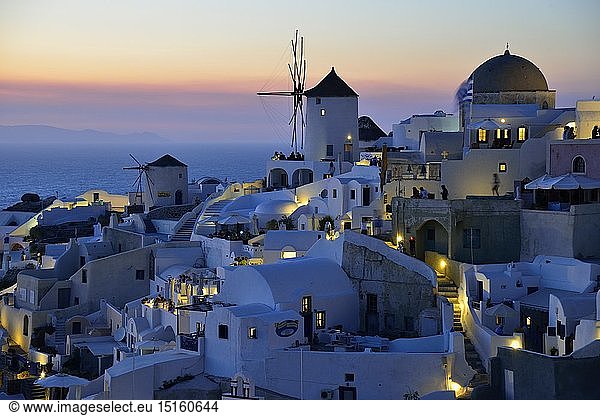 Geografie  Griechenland  WindmÃ¼hle und Altstadtfassaden von Oia im letzten Tageslicht  Santorin  Kykladen  Griechische Inseln