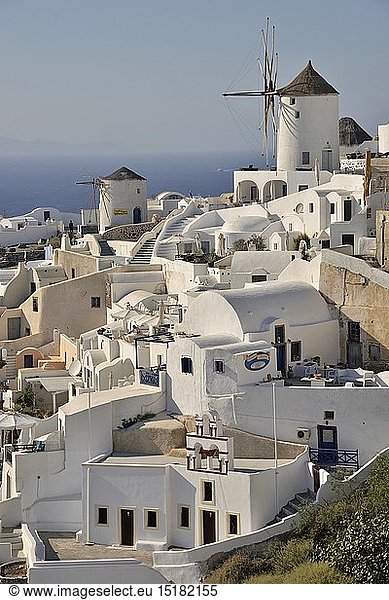 Geografie  Griechenland  WindmÃ¼hle und Altstadtfassaden von Oia  Santorin  Kykladen  Griechische Inseln