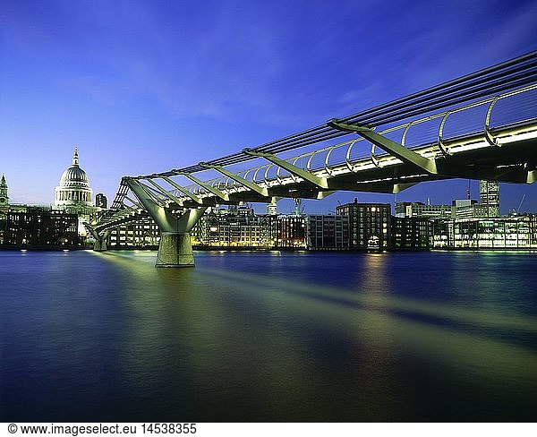 Geografie  GroÃŸbritannien  London  BrÃ¼cken  Millennium Bridge  erbaut: 1999 - 2000  FluÃŸ Themse  St. Paul's Cathedral  Nachtaufnahme