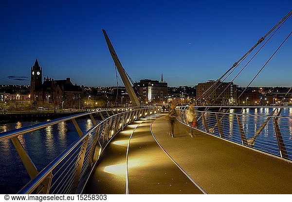 Geografie  GroÃŸbritannien  Peace Bridge  FriedensbrÃ¼cke  Ã¼ber den Fluss Foyle im letzten Tageslicht  Derry-Londonderry  Provinz Ulster  Nordirland