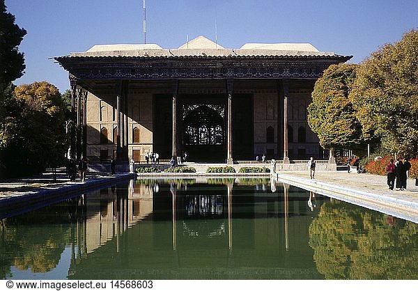 Geografie  Iran  Isfahan  SchlÃ¶sser  Chehel-Sotoun-Palast (40 SÃ¤ulen-Palast)  erbaut: 17. Jh. von Schah Abbas II. von Persien  AuÃŸenansicht mit Parkanlage