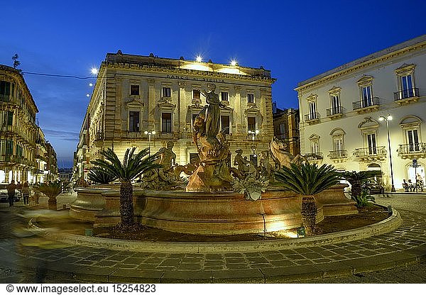 Geografie  Italien  Artemis-Brunnen auf der Piazza Archimede im letzten Tageslicht  Siracusa-Ortiga  Provinz Siracusa  Sizilien  Italien