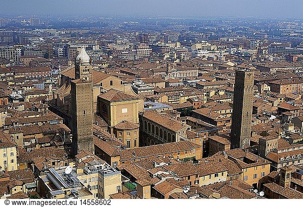 Geografie  Italien  Bologna  Stadtansichten  Blick Ã¼ber die Stadt mit Kathedrale San Pietro  Torre Altabella  Torre Incoronata