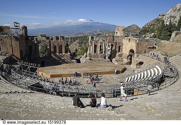 Geografie  Italien  Griechisches Theater  Teatro Greco  aus dem 3. Jahrhundert n. Chr. mit Blick auf den Vulkan Ã„tna  Taormina  Provinz Messina  Sizilien  Italien