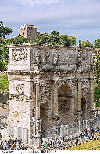Geografie  Italien  Latium  Rom  Konstantinsbogen Nordseite  Blick durch Arkadenbogen des Kolosseums