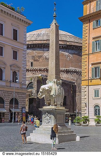 Geografie  Italien  Latium  Rom  Piazza della Minerva  Obelisk mit Elefantenskulptur von Gian Lorenzo Bernini  im Hintergrund Pantheon