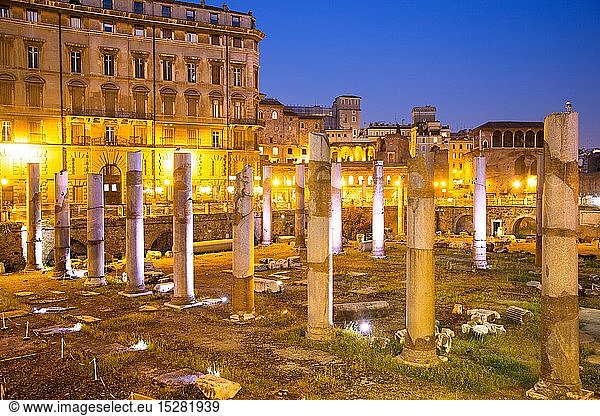 Geografie  Italien  Latium  Rom  TrajansmÃ¤rkte  Trajansforum am Abend