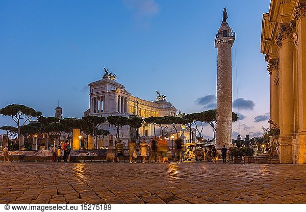 Geografie  Italien  Latium  Rom  TrajanssÃ¤ule  TrajansmÃ¤rkte  Vittoriano am Abend