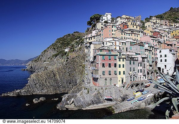 Geografie  Italien  Ligurien  Cinque Terre  Riomaggiore  Ortsansicht mit Hafen