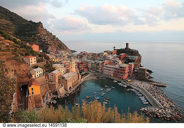 Geografie  Italien  Ligurien  Cinque Terre  Vernazza  Ortsansicht