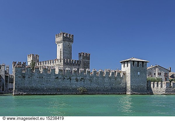 Geografie  Italien  Lombardei  Sirmione  Gardasee  Castello Scaligero in Sirmione  Gardasee