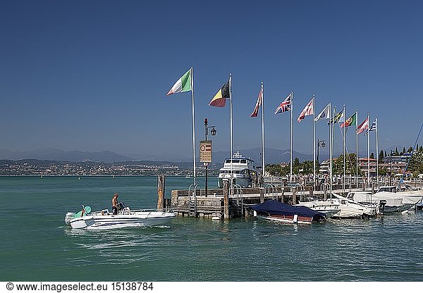 Geografie  Italien  Lombardei  Sirmione  Gardasee  Hafen in Sirmione am Gardasee