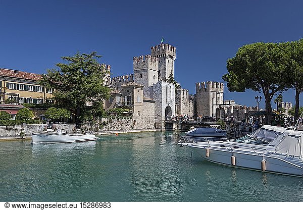 Geografie  Italien  Lombardei  Sirmione  Gardasee  Hafen mit Castello Scaligero in Sirmione  Gardasee