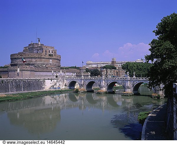 Geografie  Italien  Rom  Vatikan  Engelsburg (Castel San Angelo)  erbaut 135 n. Chr. von Kaiser Hadrian als Mausoleum  AuÃŸenansicht mit EngelsbrÃ¼cke am Tiber
