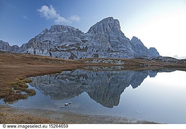 Geografie  Italien  SÃ¼dtirol  BÃ¶densee mit Schusterplatte in der MorgendÃ¤mmerung  Sextener Dolomiten