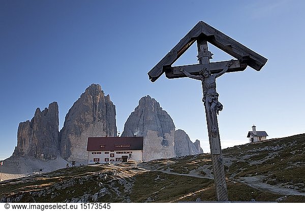 Geografie  Italien  SÃ¼dtirol  Die Drei-Zinnen-HÃ¼tte mit den Drei Zinnen  Sextener Dolomiten