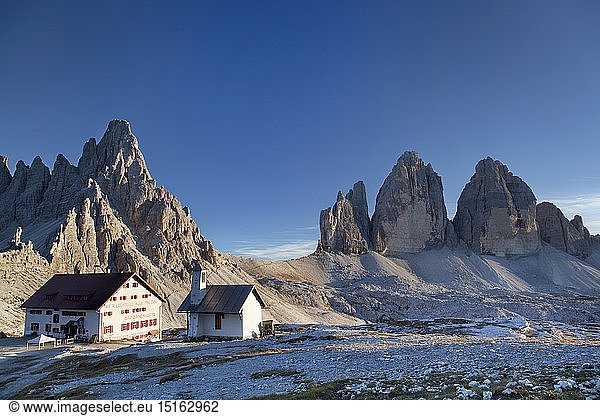 Geografie  Italien  SÃ¼dtirol  Die Drei-Zinnen-HÃ¼tte mit den Drei Zinnen und dem Paternkofel  Sextener Dolomiten