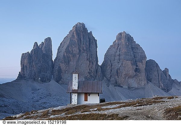 Geografie  Italien  SÃ¼dtirol  Drei Zinnen mit der Kapelle der Drei-Zinnen-HÃ¼tte  Sextener Dolomiten