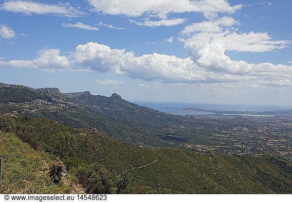 Geografie  Italien  Sardinien  Baunei  Gennargentu Gebirge  Blick auf die Ogliastra Ebene und die Bucht von Arbatax