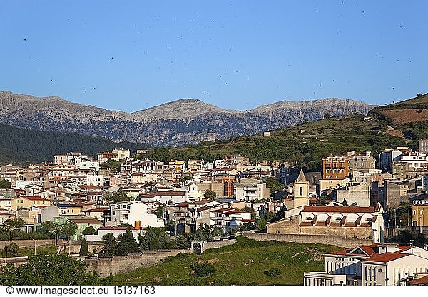 Geografie  Italien  Sardinien  Blick auf Orgosolo mit den Bergen des Sopramonte  Barbagia  Zentralsardinien  Sardinien