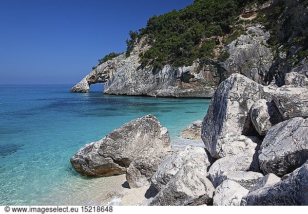 Geografie  Italien  Sardinien  Felsentor und Strand in der Cala Goloritze  Golfo di Orosei  Ostsardinien  Sardinien