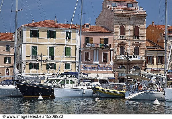Geografie  Italien  Sardinien  Hafen mit Stadtansicht von La Maddalena  Maddalena-Archipel  Sardinien