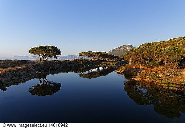 Geografie  Italien  Sardinien  Orosei  Landschaft mit Lagunen im Morgenlicht am Golf von Orosei