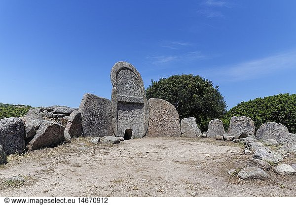 Geografie  Italien  Sardinien  Tomba dei Giganti s'Ena e Tomes  Gigantengrab der Nuraghen  Exedra mit Portalstele