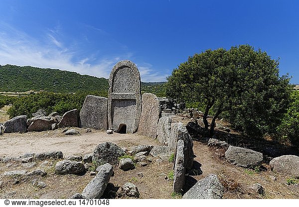 Geografie  Italien  Sardinien  Tomba dei Giganti s'Ena e Tomes  Gigantengrab der Nuraghen  Exedra mit Portalstele