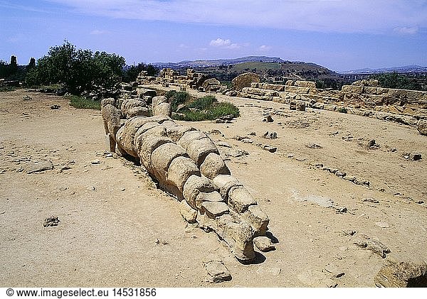 Geografie Italien Sizilien Agrigento griechische Kolonie Akrakas gegründet um 580 vChr. Tempel des olympischen Zeus erbaut durch Phalaris ab 470 vChr. Nachbildung e. Telamonen Tempel B