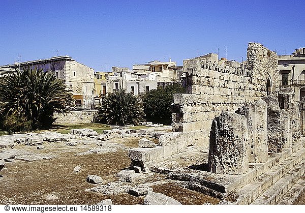 Geografie  Italien  Sizilien  Syrakus  Apollo-Tempel erbaut um 565 vChr.  Mauer und SÃ¤ulenstÃ¼mpfe