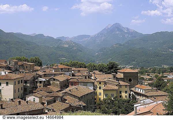 Geografie Italien Toskana Barga Blick vom Domplatz auf die Altstadt und Garfagnana