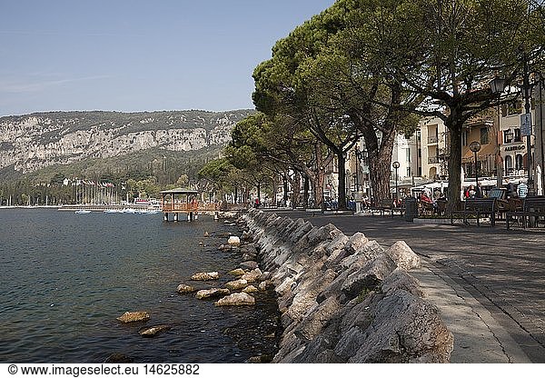 Geografie  Italien  Venetien  Garda  Hafen  Uferpromenade